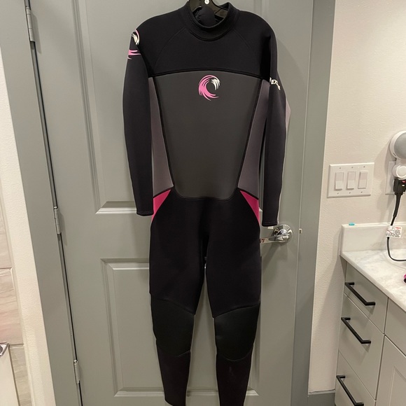 WET SUIT - LIKE NEW - Picture 2 of 5